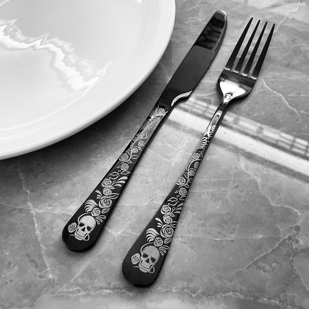 20/30pcs Gothic Design Cutlery Service For 4/6, Premium Stainless Steel Flatware Includes Spoon Fork And Knife, Cool Silverware With Skull&Rose Pattern, Mirror Polished, Nice Gift For Dark&Rock Lover/Halloween/Day Of The Dead