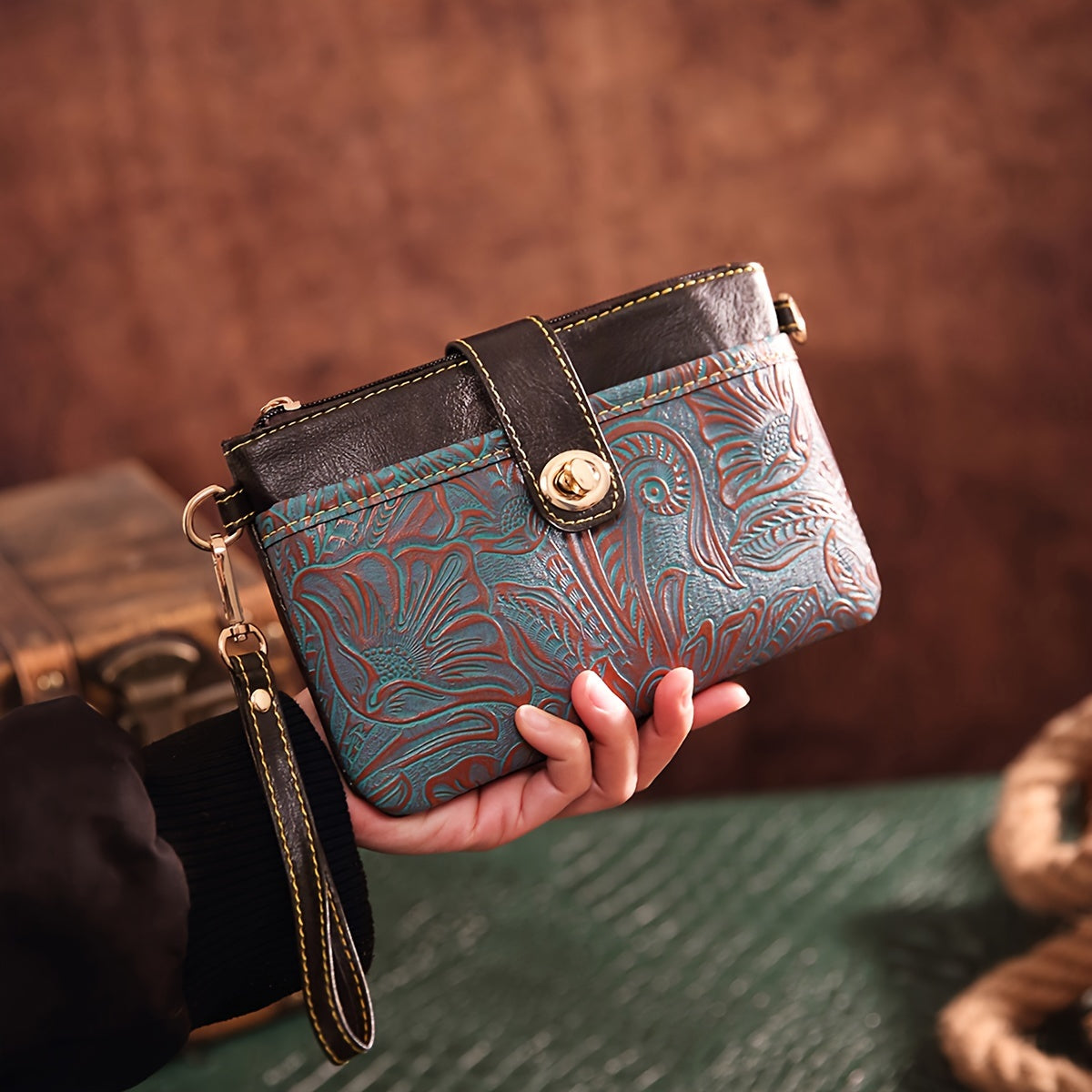 Exquisite Embossed Western Clutch Bag - Versatile Crossbody or Wristlet - Timeless Retro Style for Fashion-Forward Women