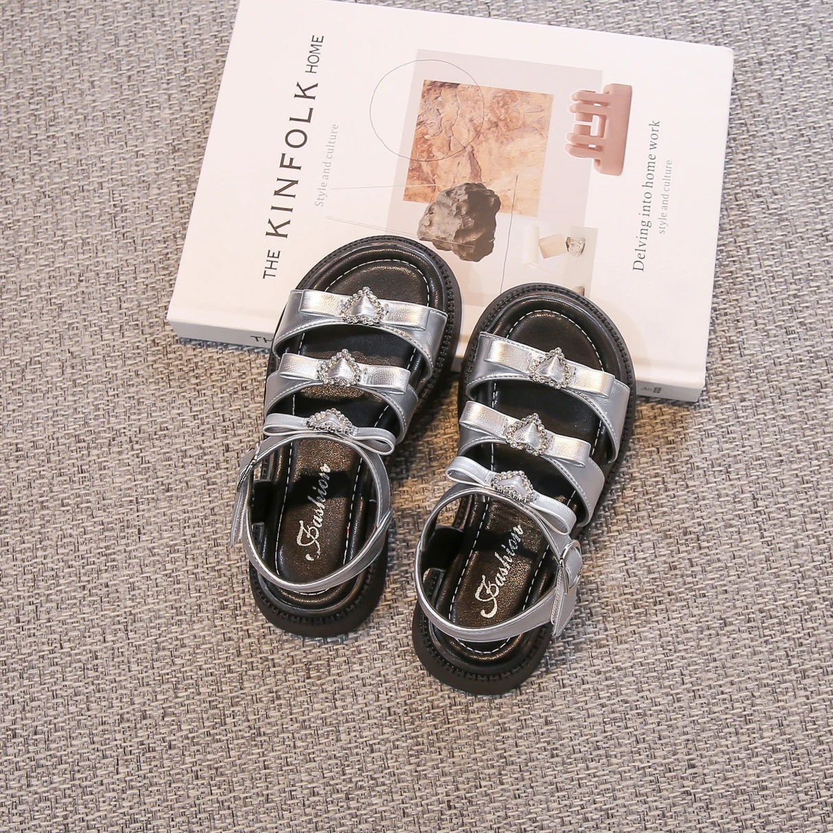 Girls' Sandals 2025 Summer New Children's Princess Shoes Middle and Large Children's Beach Leakage Finger Shoes Soft soled Shoes