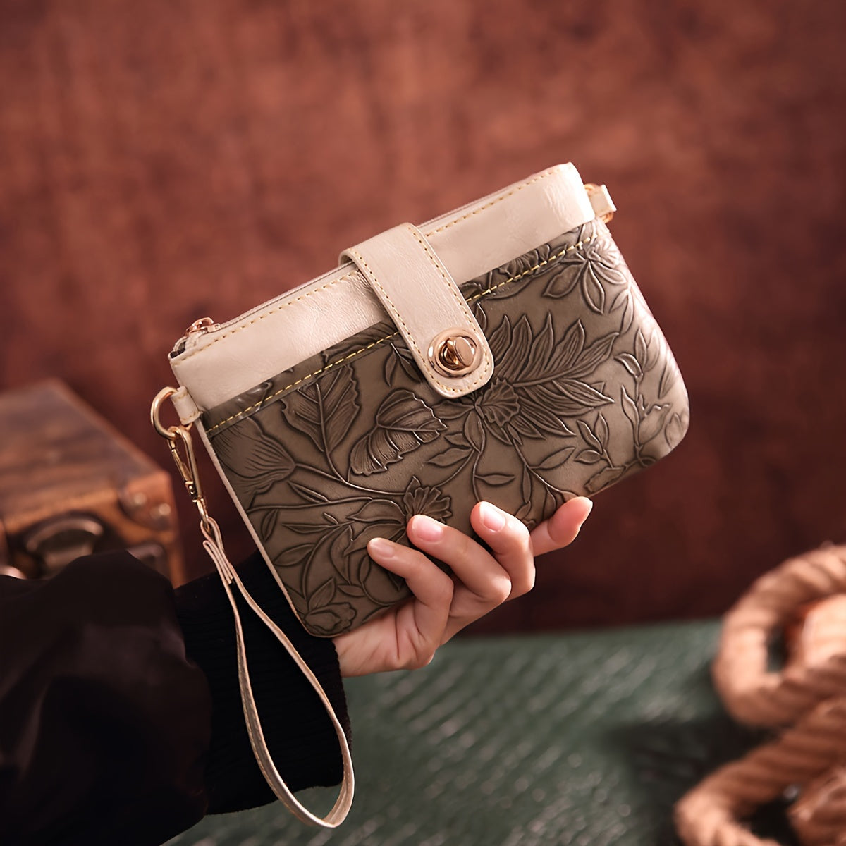 Exquisite Embossed Western Clutch Bag - Versatile Crossbody or Wristlet - Timeless Retro Style for Fashion-Forward Women
